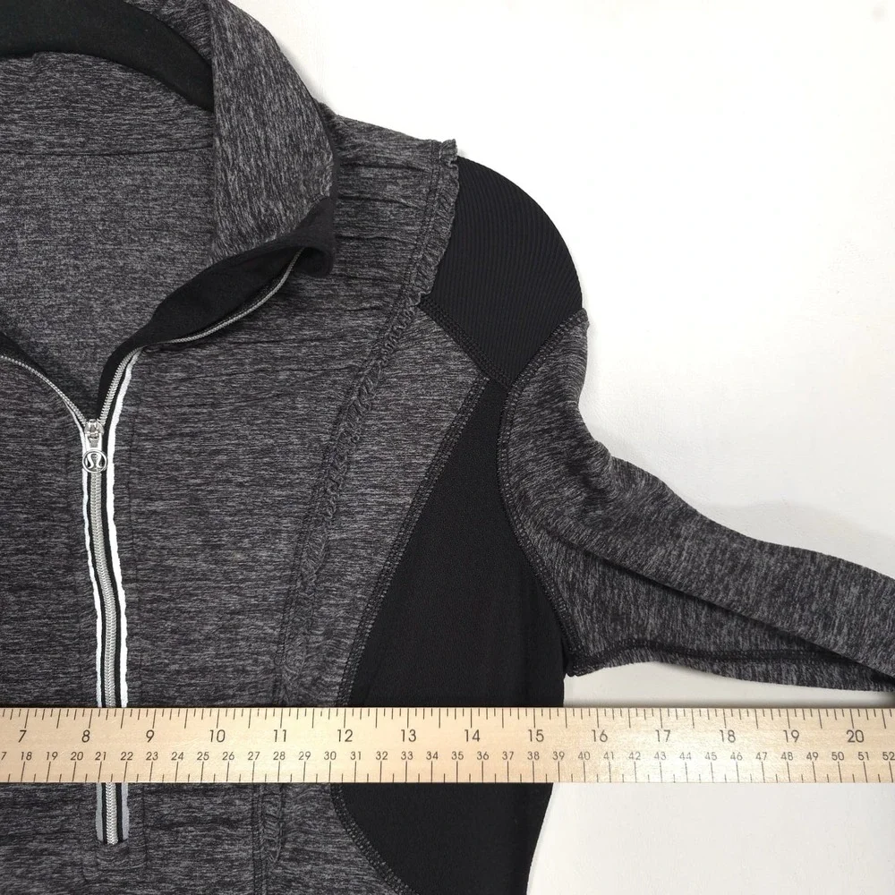 Lululemon Run Your Heart Out Pullover Women's 6 Gray Black‎  1/2 Zip Hand Covers